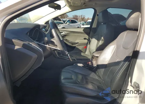 2015 Ford Focus Titanium z USA, uszkodzony, nr VIN 1FADP3J23FL383637